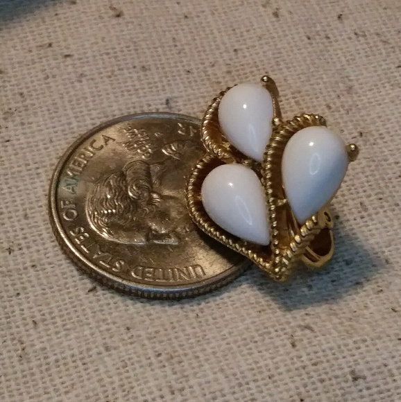 Trifari Gold Milk Teardrop Clip on Earrings Midcentury Vintage - Picture 6 of 7